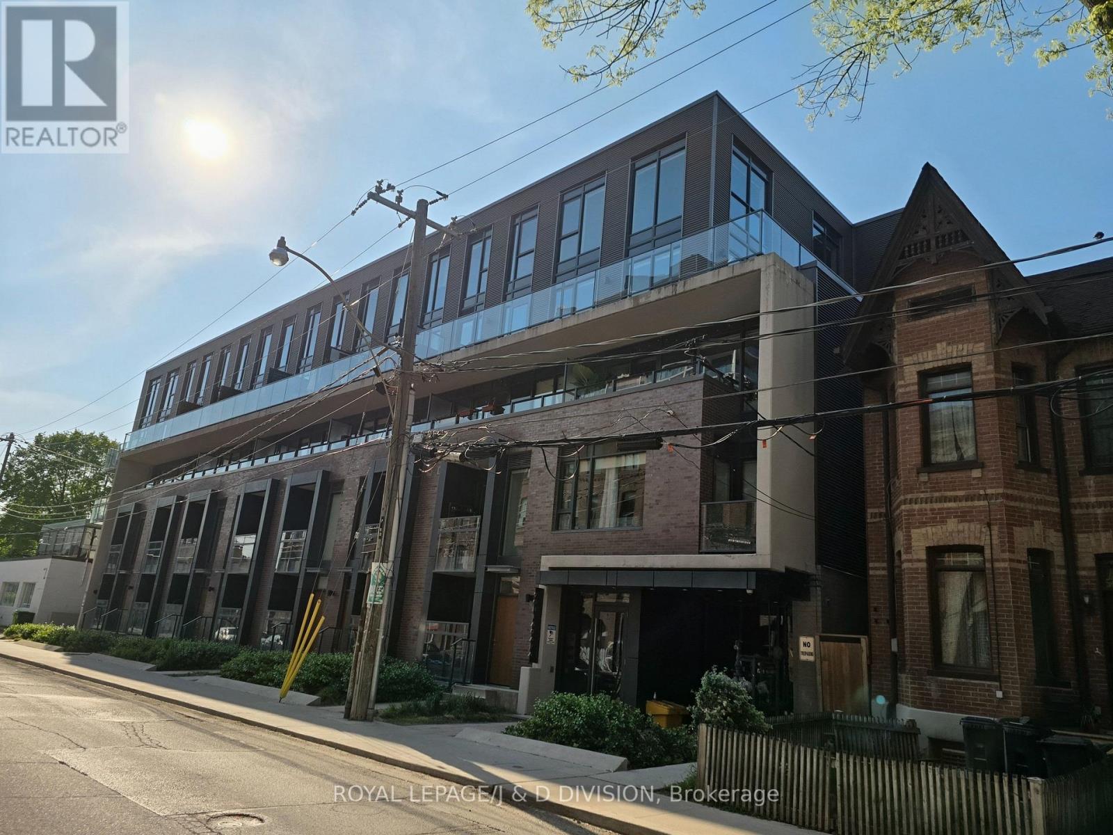 #405 90 NIAGARA STREET - Image 2