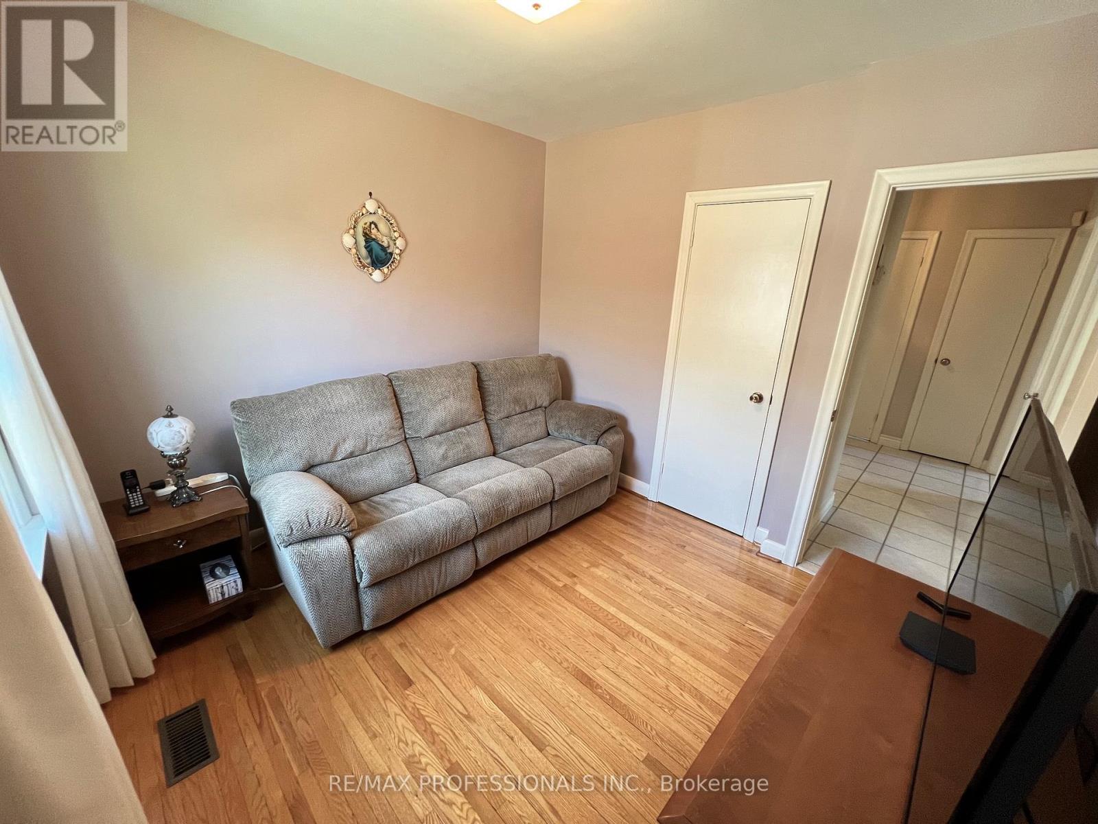 4 VAUXHALL DRIVE - 26