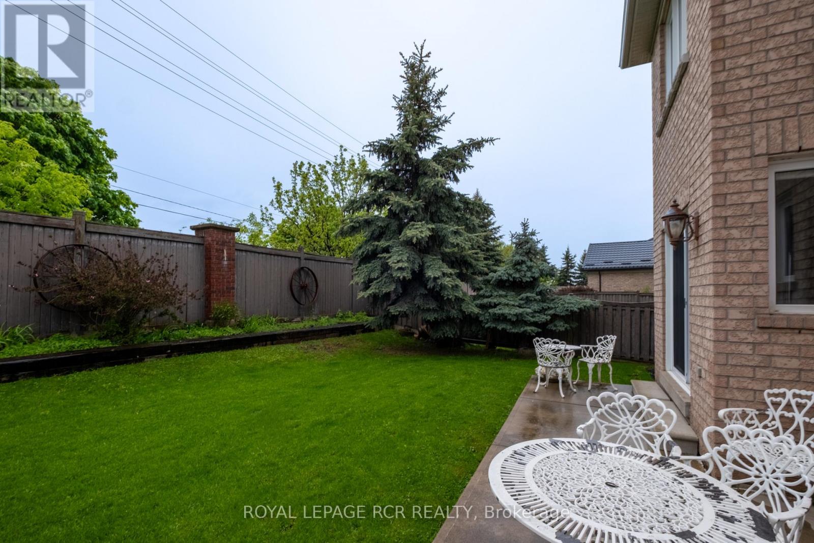 32 DOKKUM CRESCENT - 40