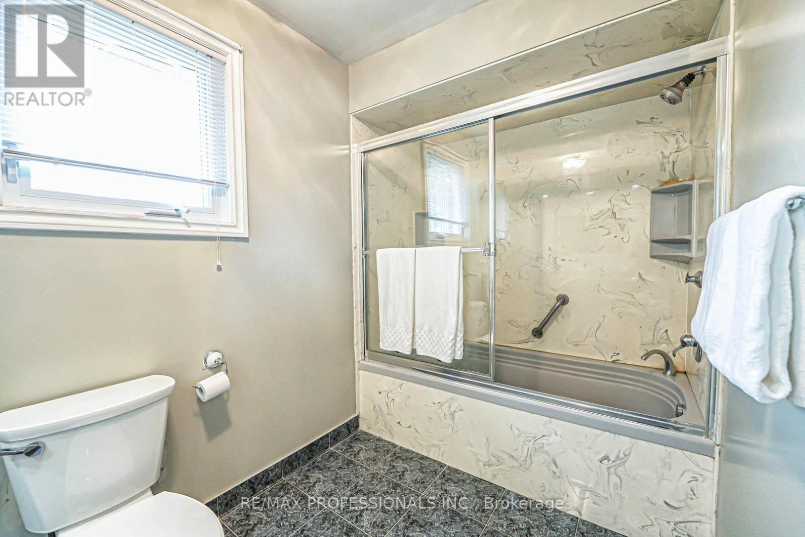 3953 SELKIRK PLACE - 23