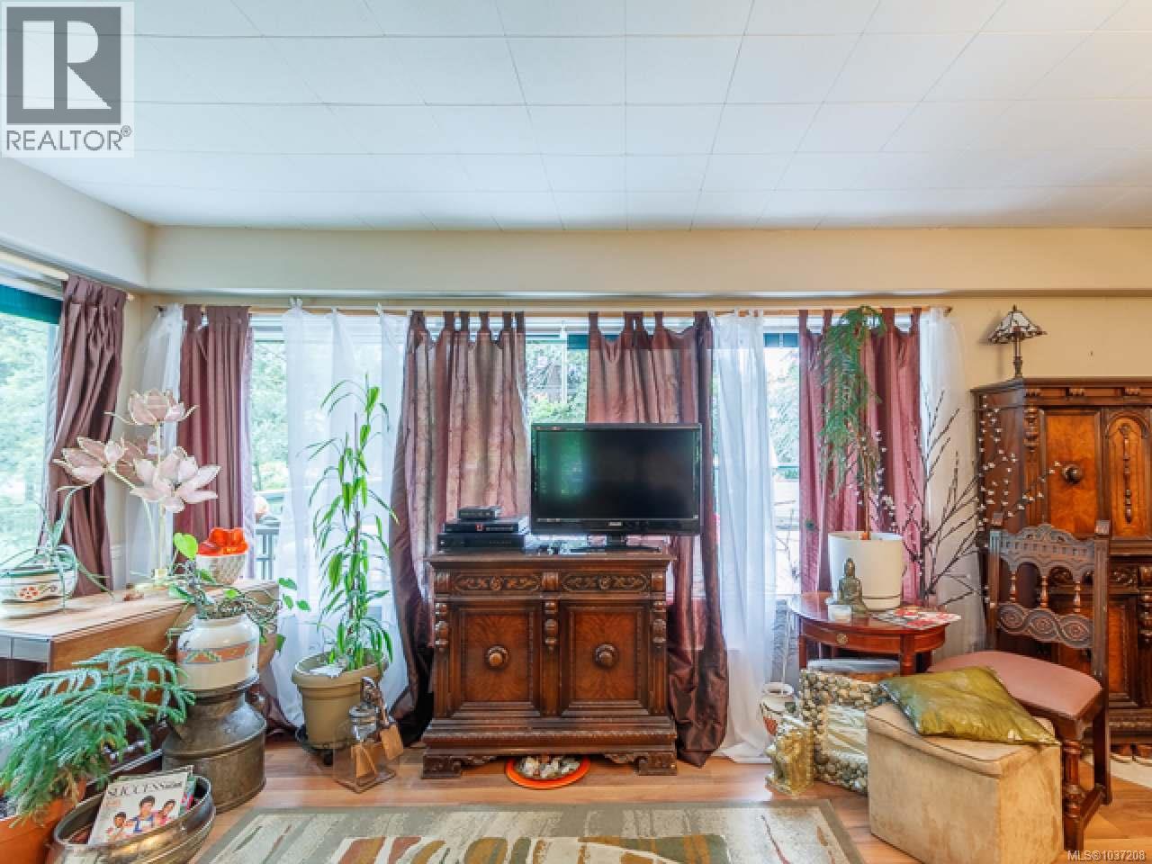 713 Victoria Rd - 13
