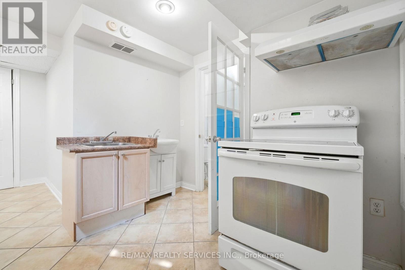 39 CARUSO DRIVE - 21