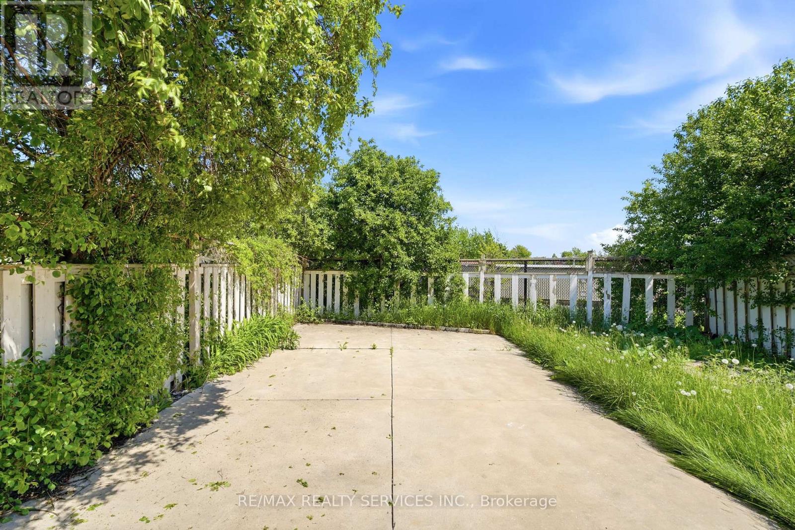 39 CARUSO DRIVE - 27