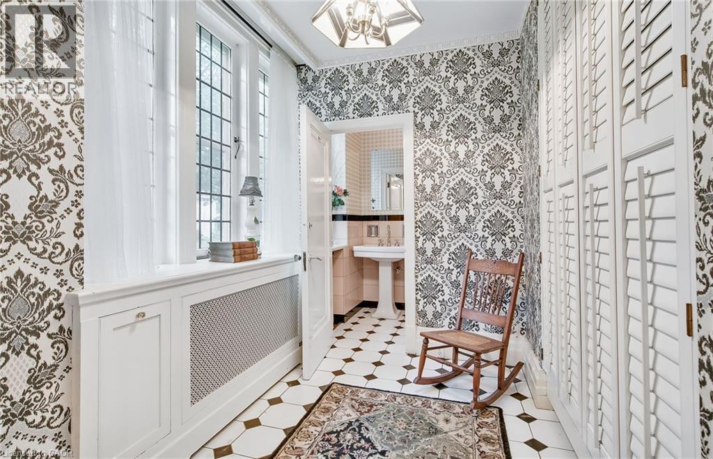 122 DUFFERIN Avenue - 9