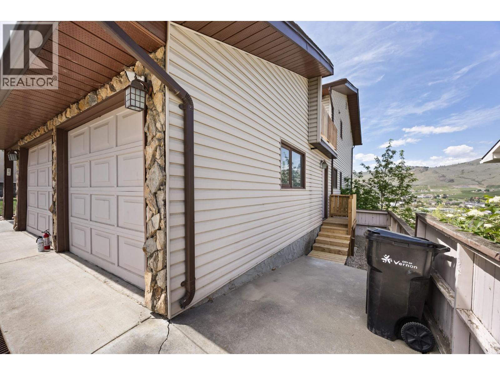 4015 15 Crescent - 4