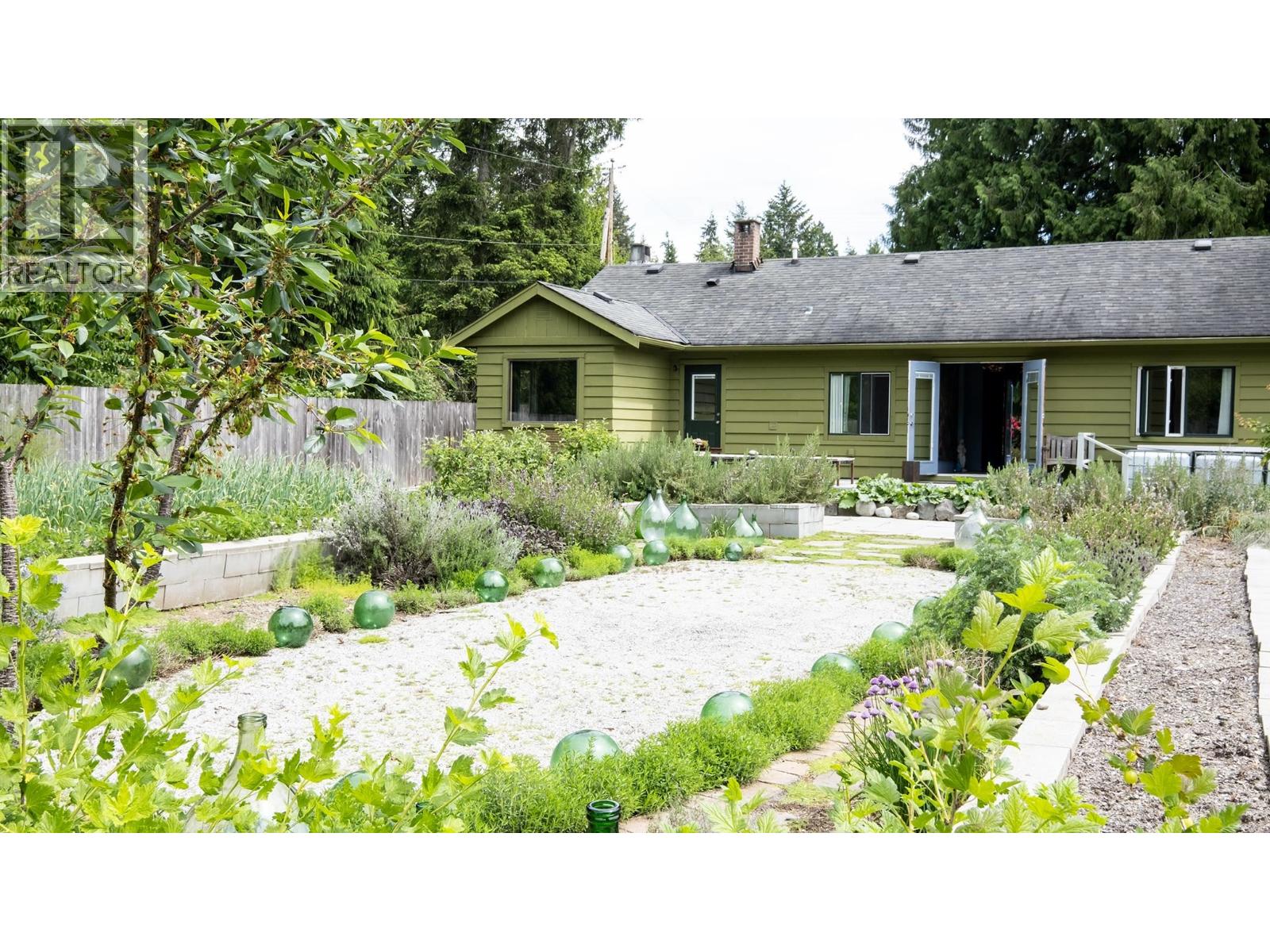 577 PRATT ROAD, Gibsons