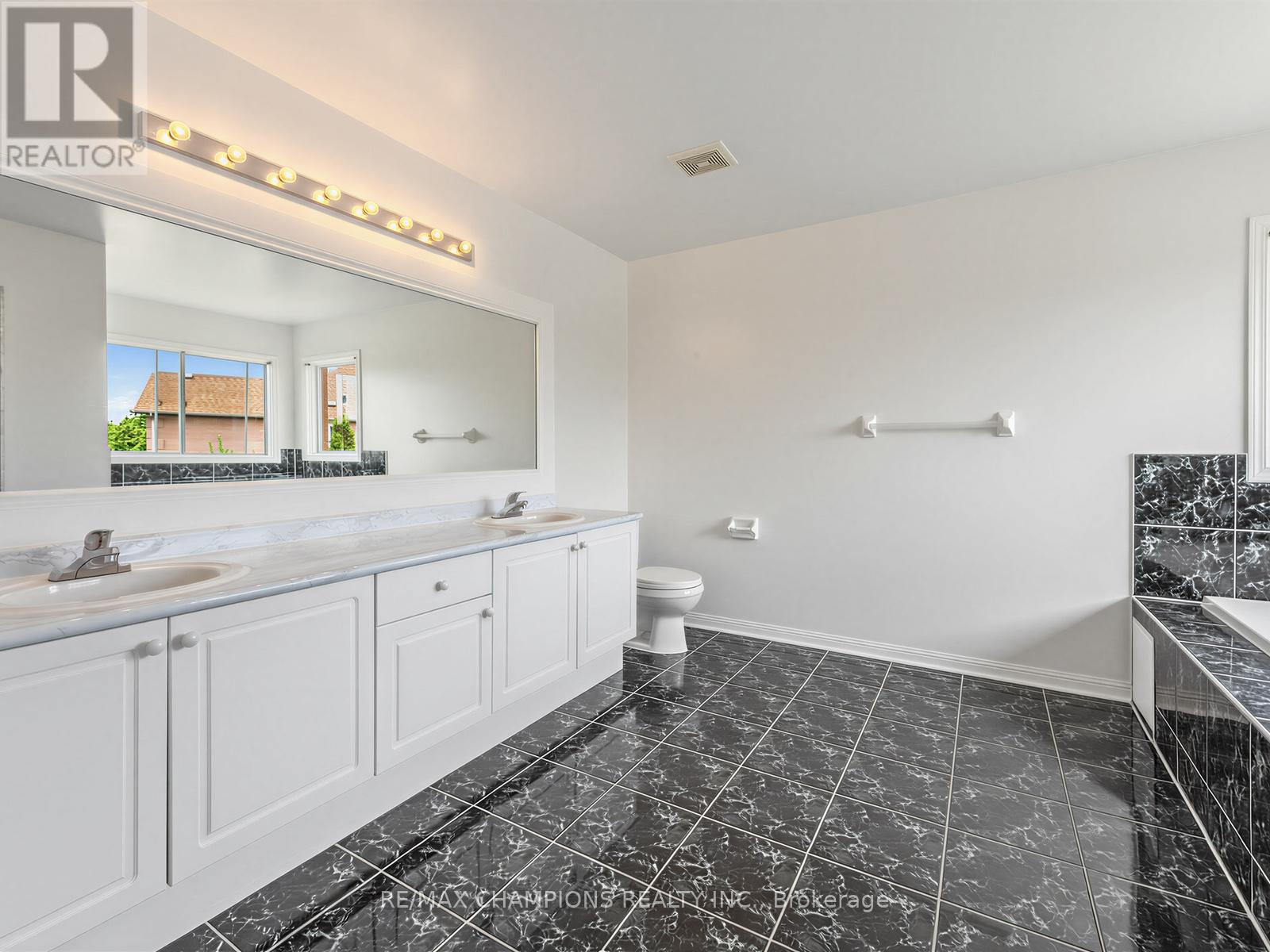 1 CLUSTER OAK PLACE - 24