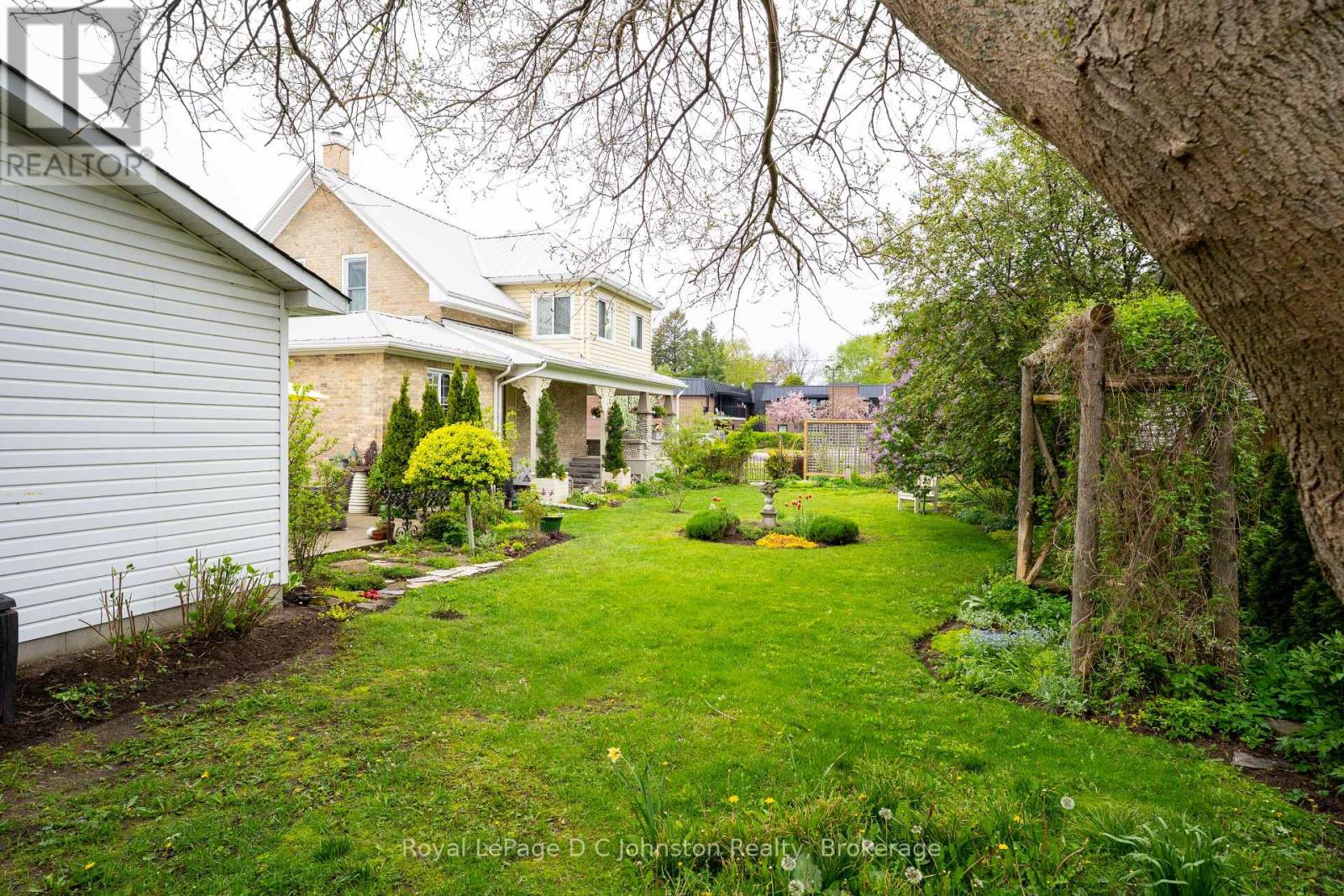 111 ALBERT STREET N - 40