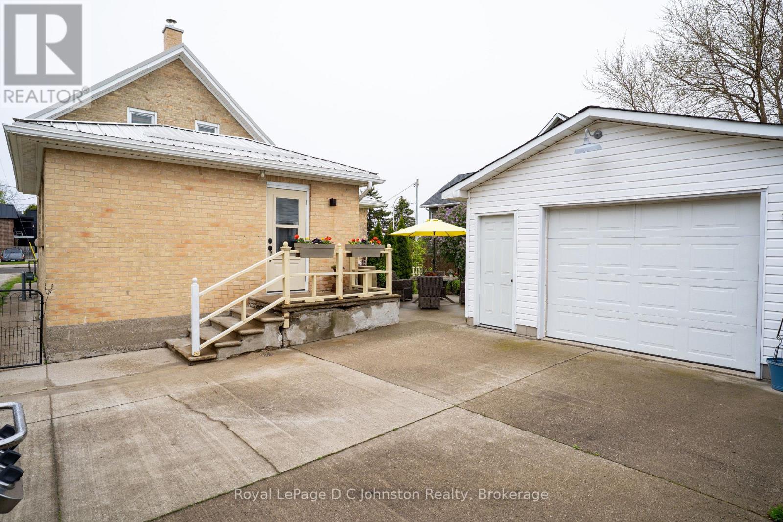 111 ALBERT STREET N - 43