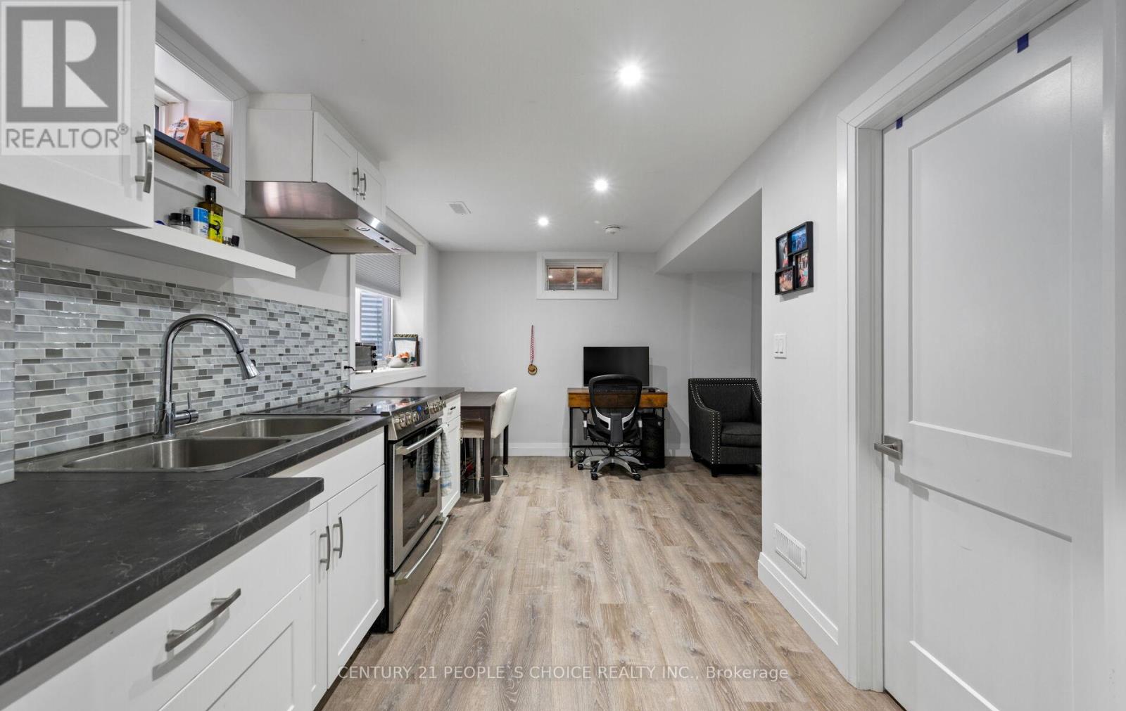 17 WAGNER CRESCENT - 42