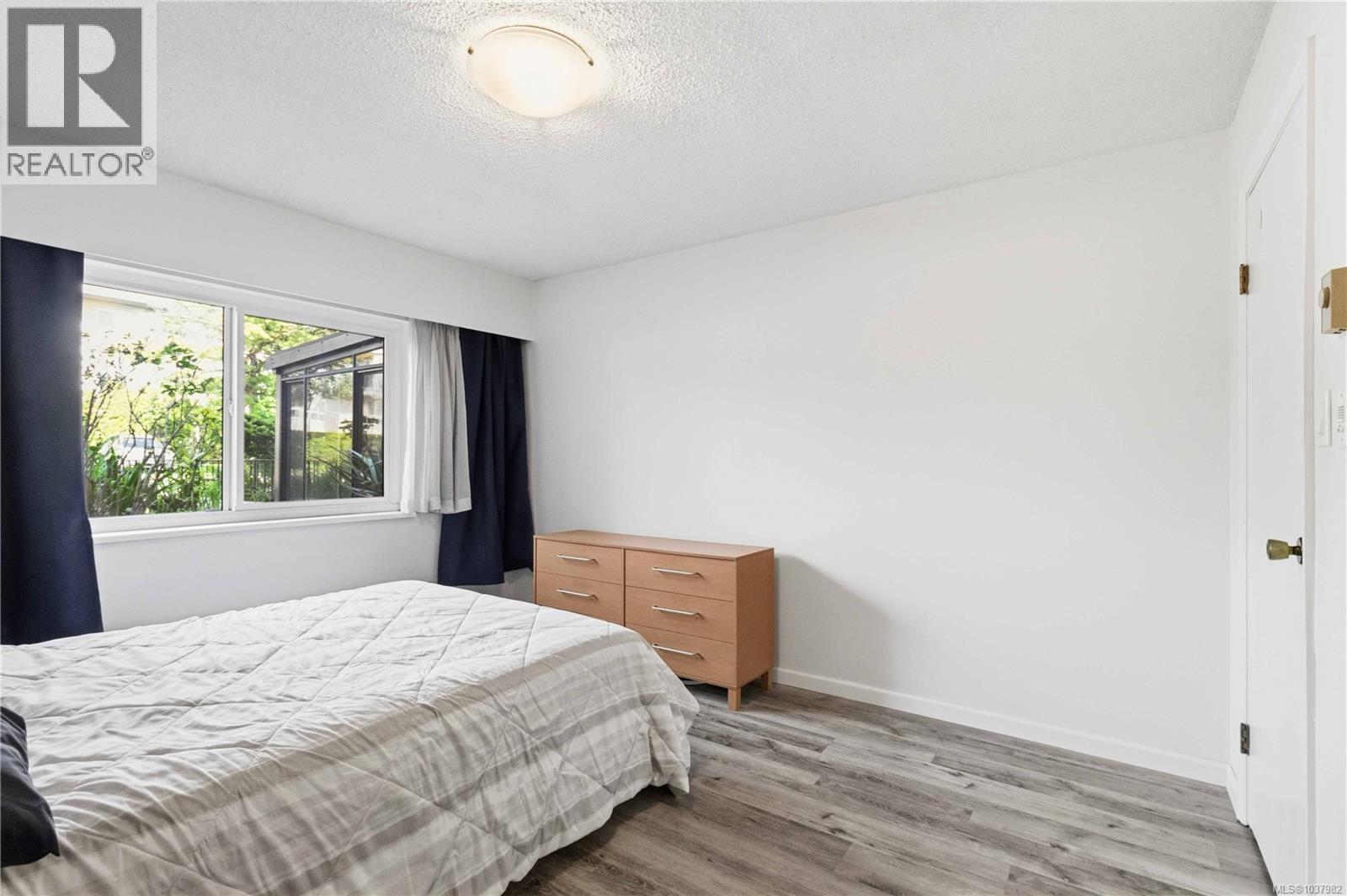 #102 935 Fairfield Rd - 17