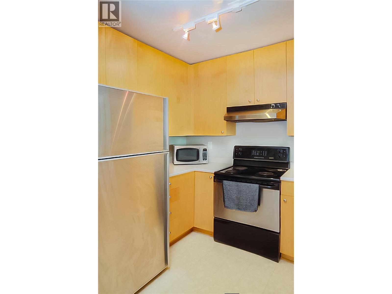 #906 619 VICTORIA Street - 10