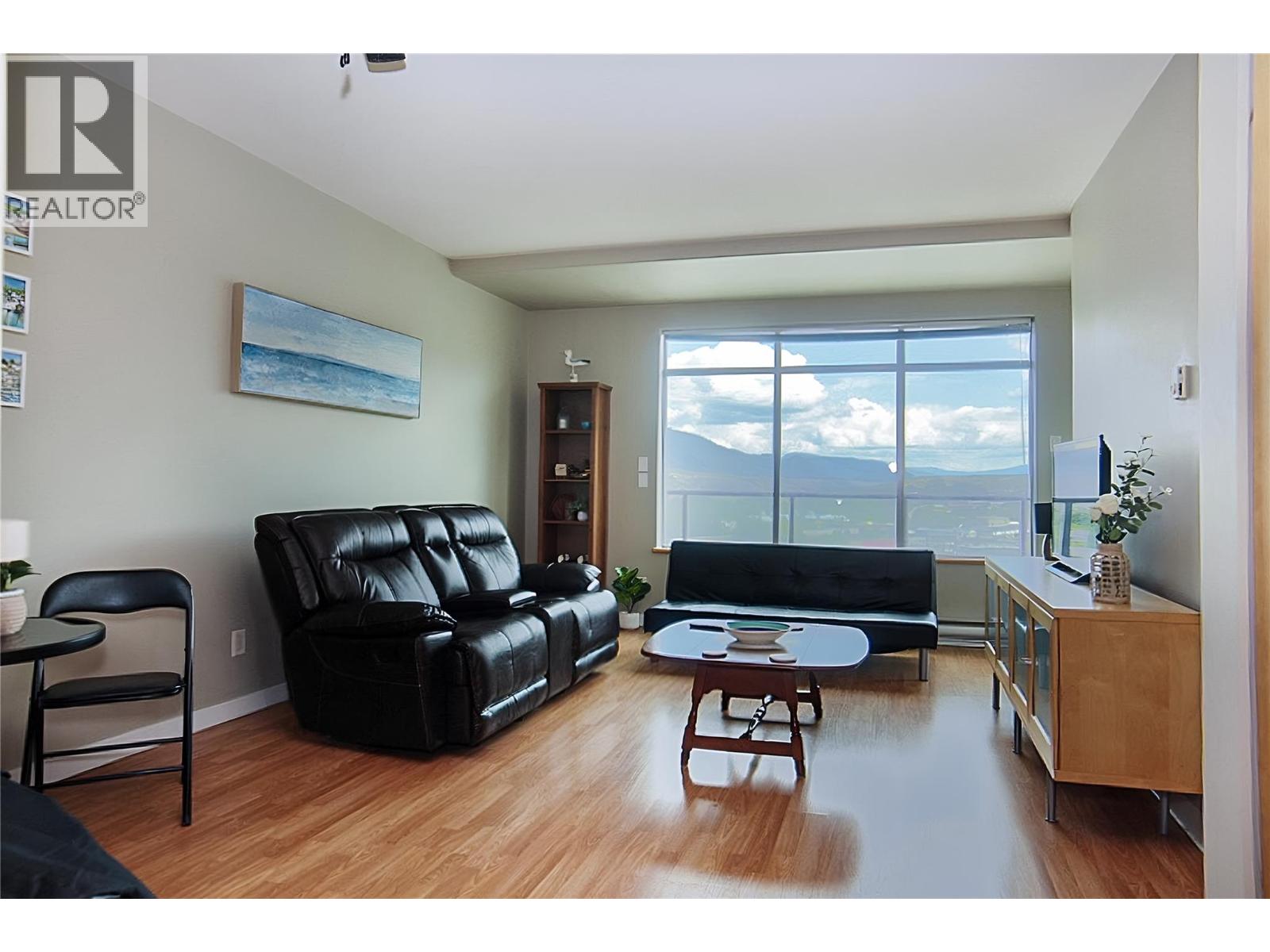 #906 619 VICTORIA Street - 11