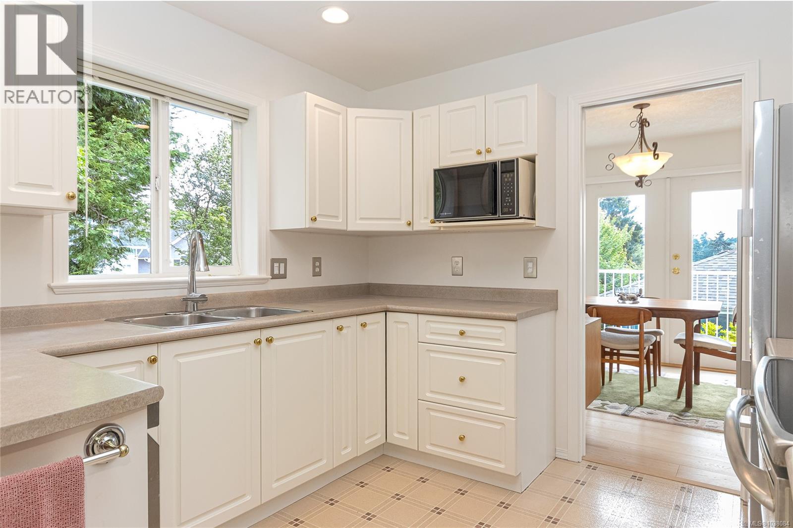  2651 Capital Heights, Victoria