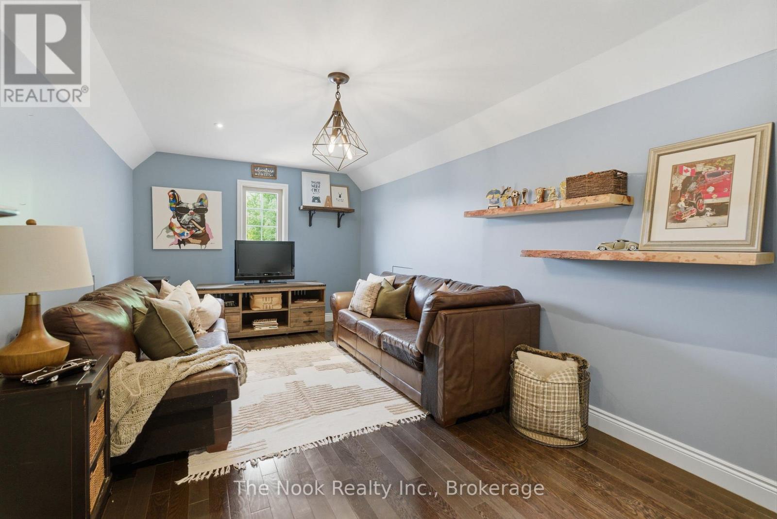 92 HOLYROD DRIVE - 32