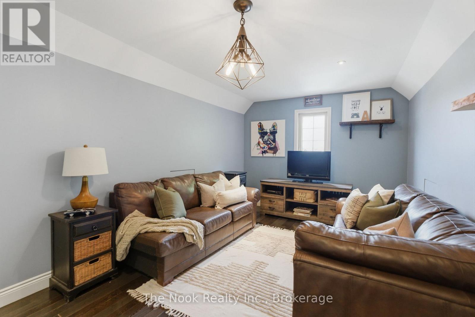 92 HOLYROD DRIVE - 33