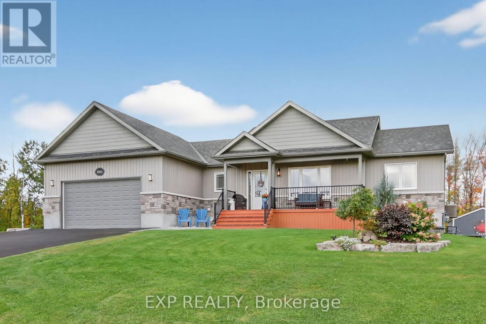 305 MOORE CRESCENT - 1