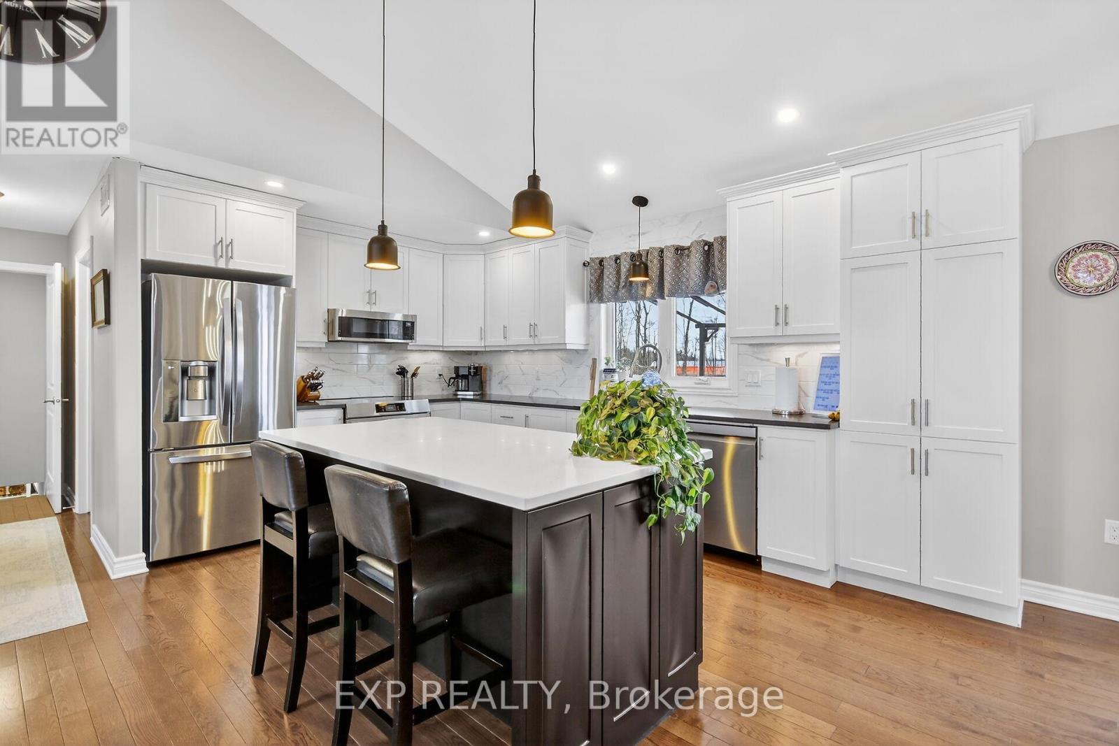 305 MOORE CRESCENT - 10