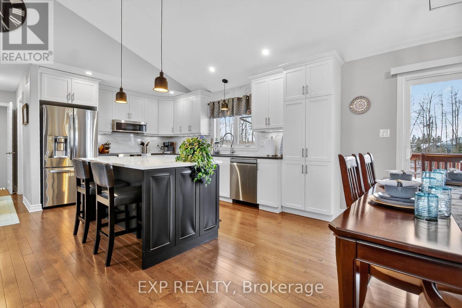 305 MOORE CRESCENT - 11
