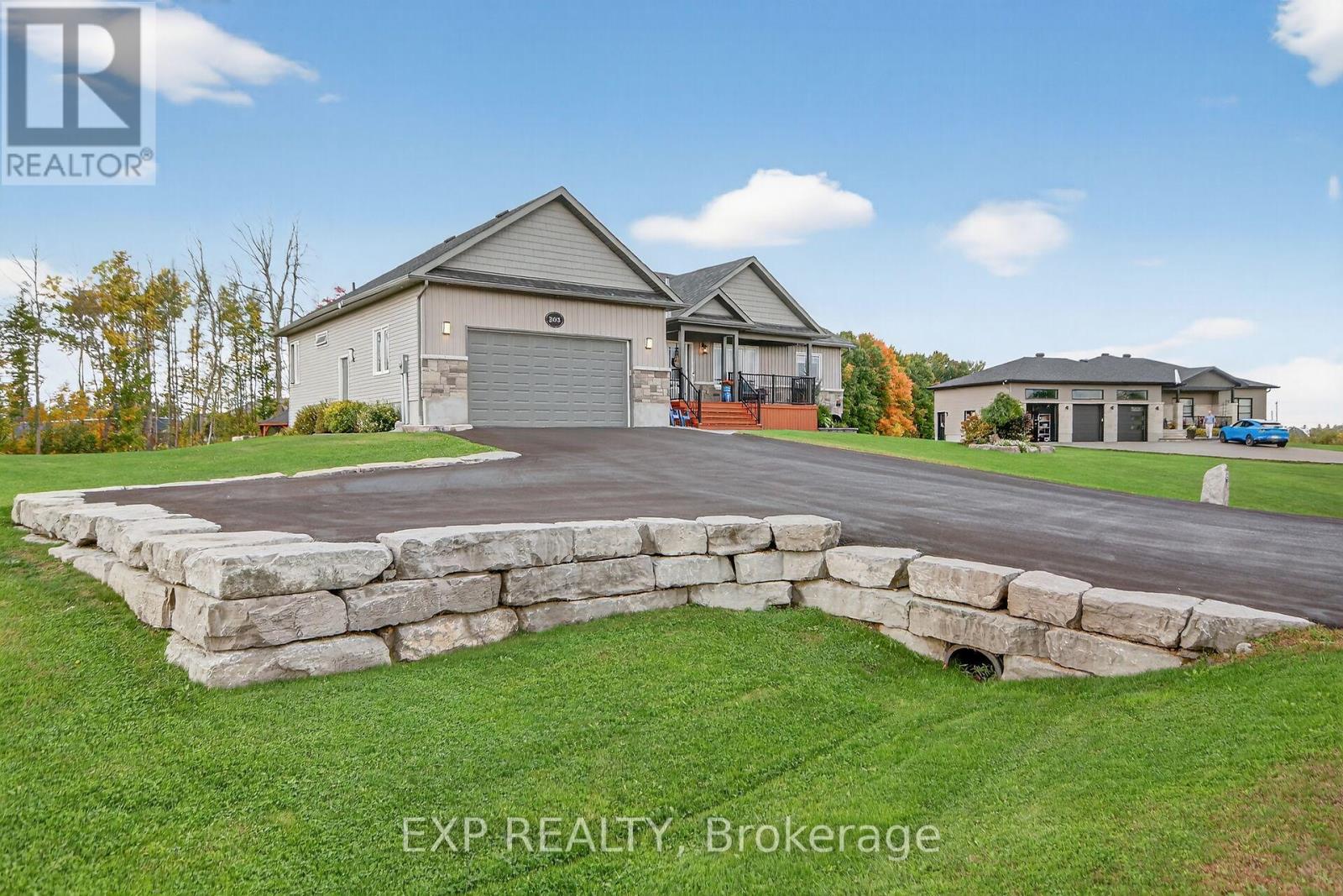 305 MOORE CRESCENT - 2
