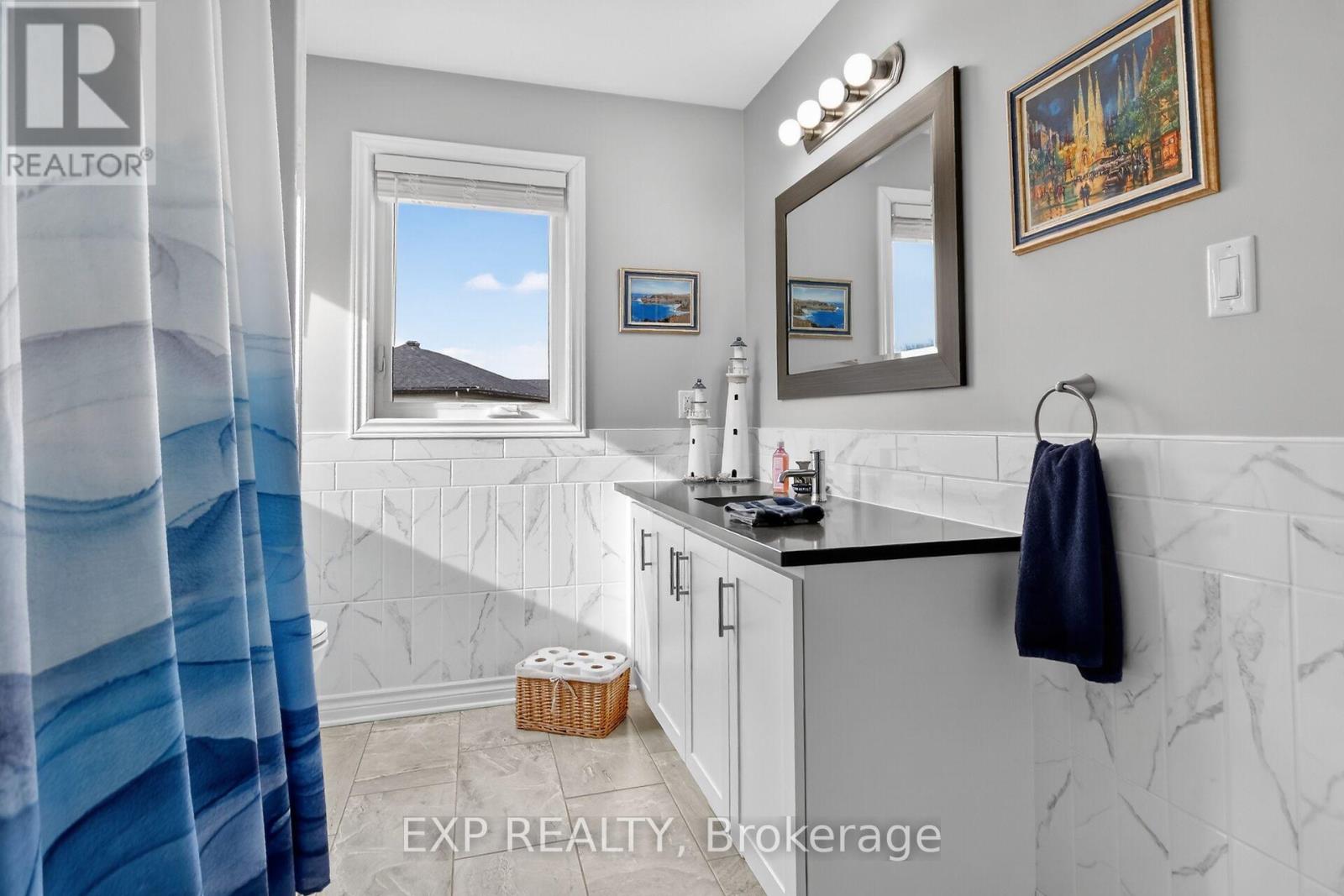 305 MOORE CRESCENT - 24