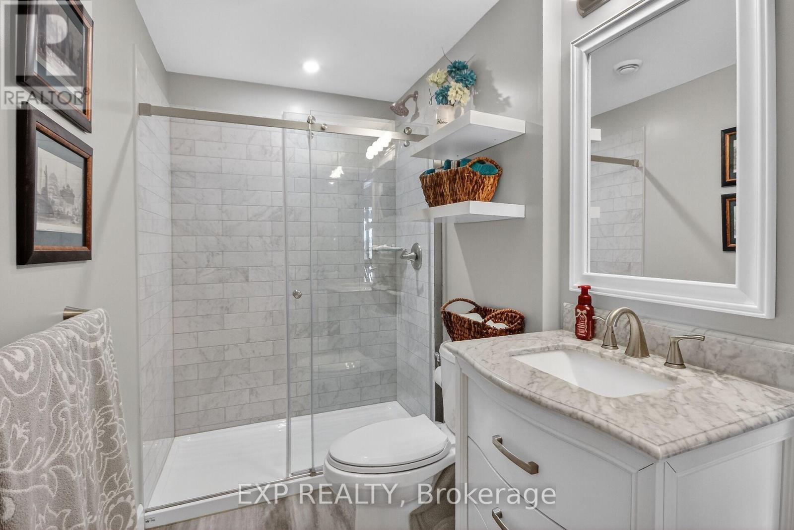 305 MOORE CRESCENT - 35