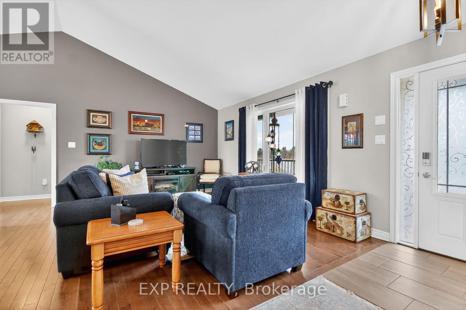 305 MOORE CRESCENT - 5
