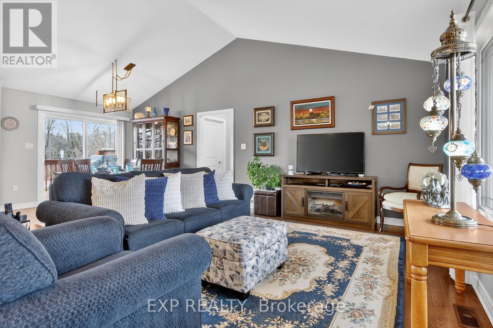 305 MOORE CRESCENT - 6