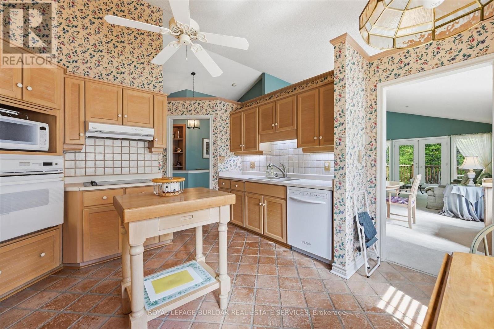 #4 1095 SKYVIEW DRIVE - 13