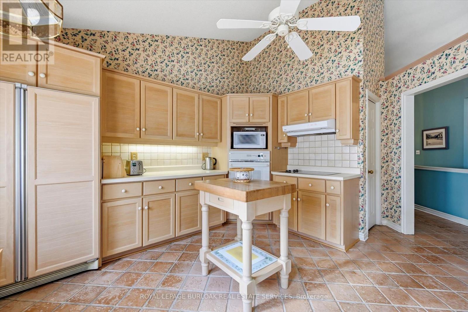 #4 1095 SKYVIEW DRIVE - 14