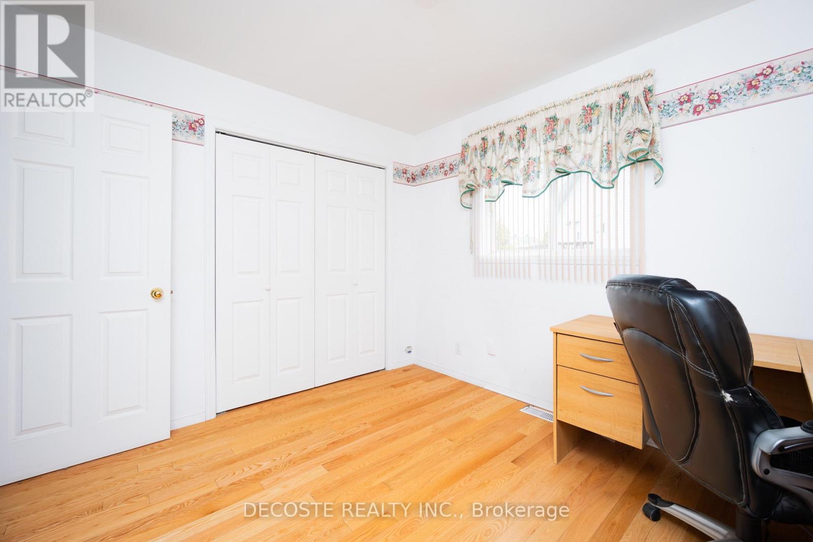 51 SANDFIELD AVENUE N - 12
