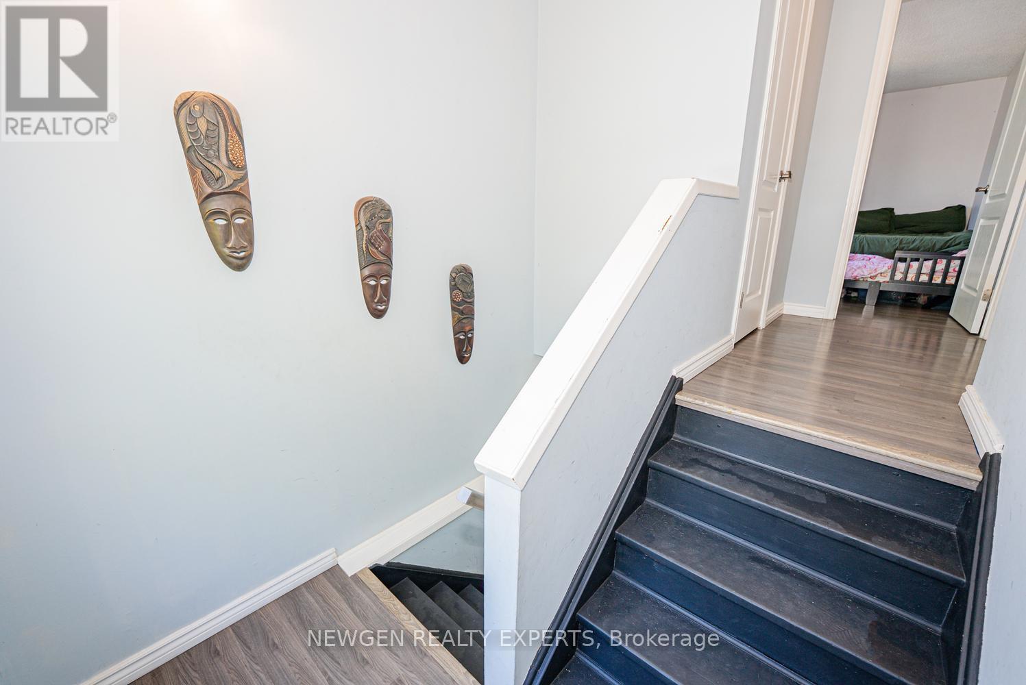 10 HOLLYHEDGE COURT - 21