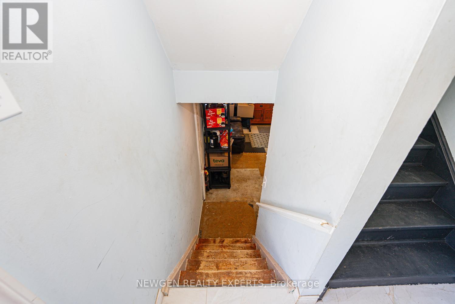 10 HOLLYHEDGE COURT - 30