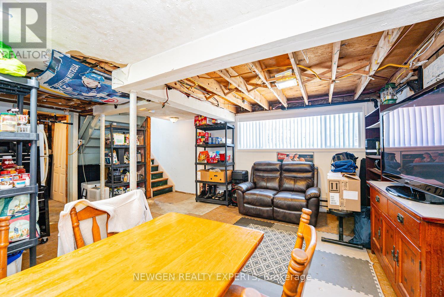 10 HOLLYHEDGE COURT - 33