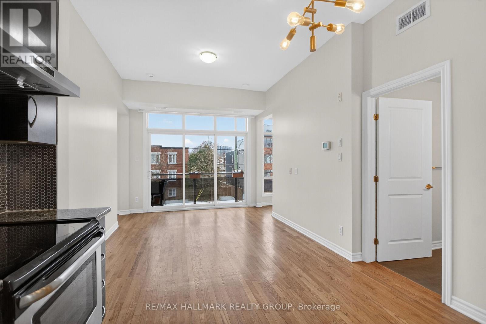 #210 682 CHURCHILL AVENUE N - 11
