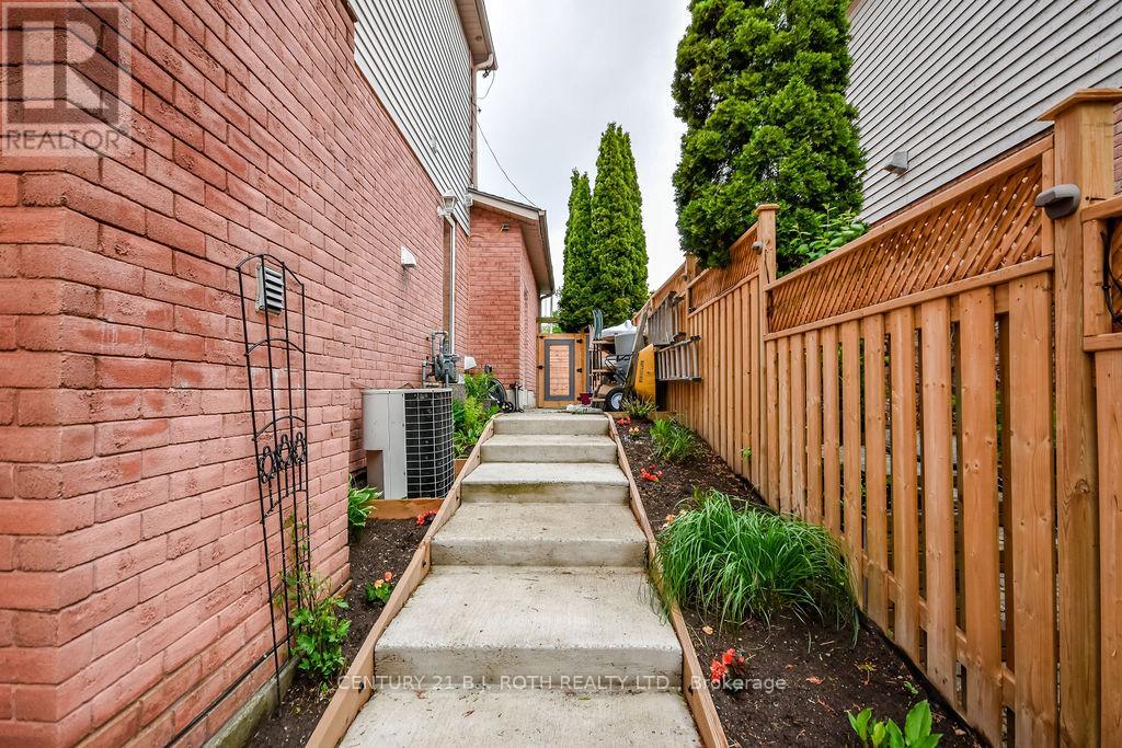 27 BRANDON CRESCENT - 32