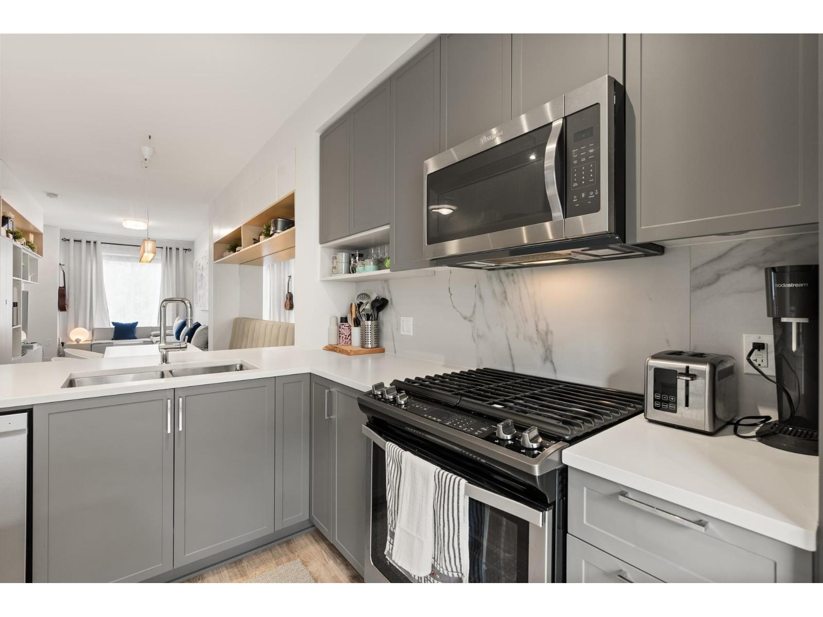 63 9718 161A STREET, Surrey