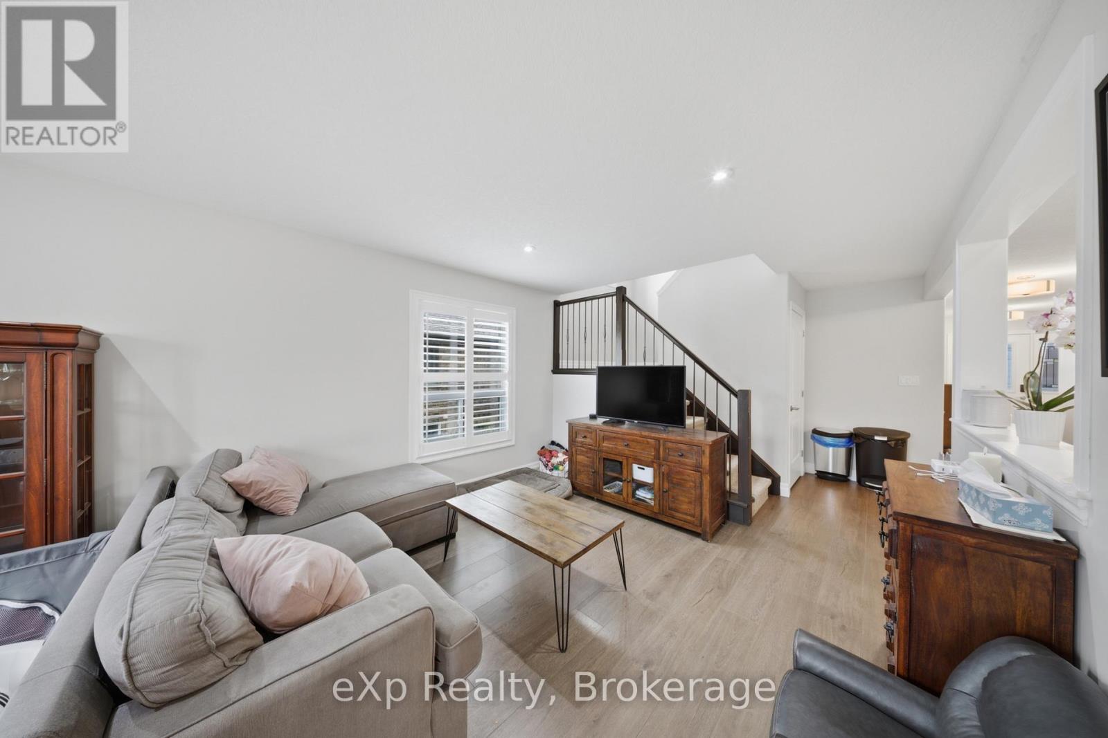 300 HUTTON STREET E - 17