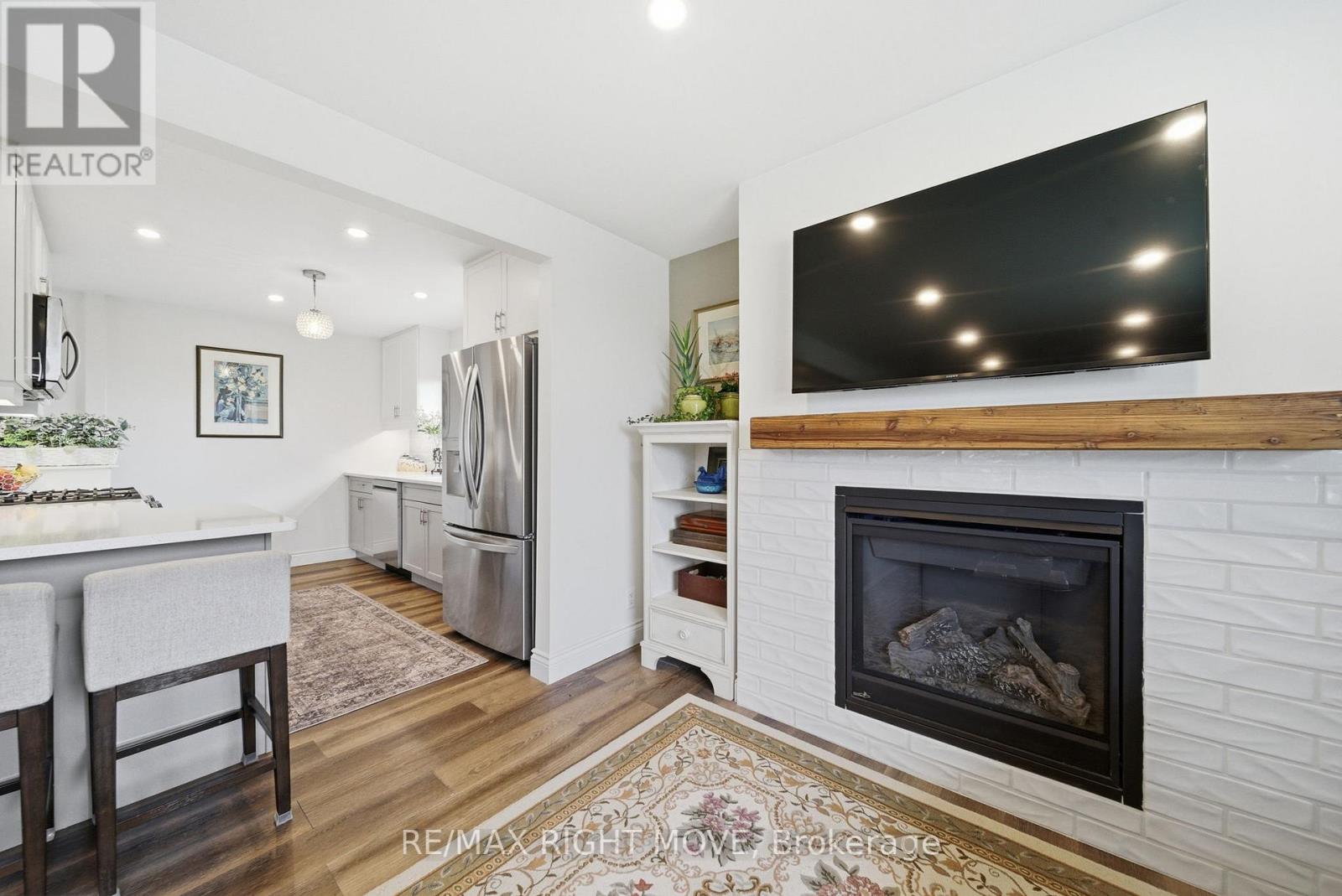 84 BRANT STREET W - 10