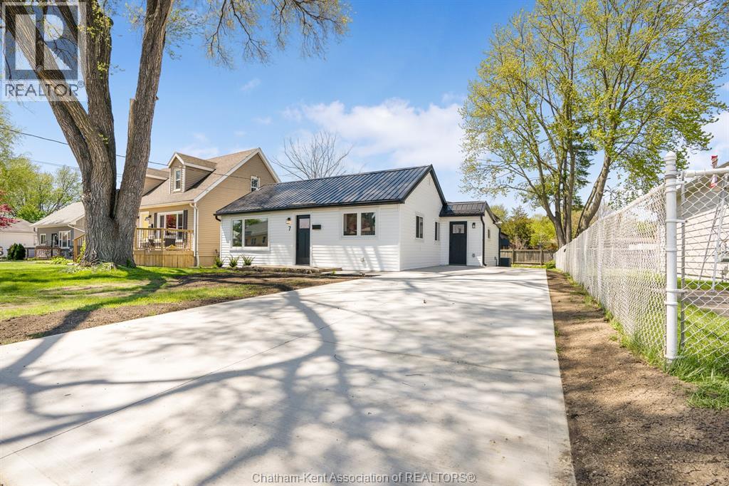 7 OXLEY DRIVE - Image 2