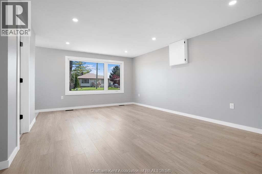 7 OXLEY DRIVE - 9