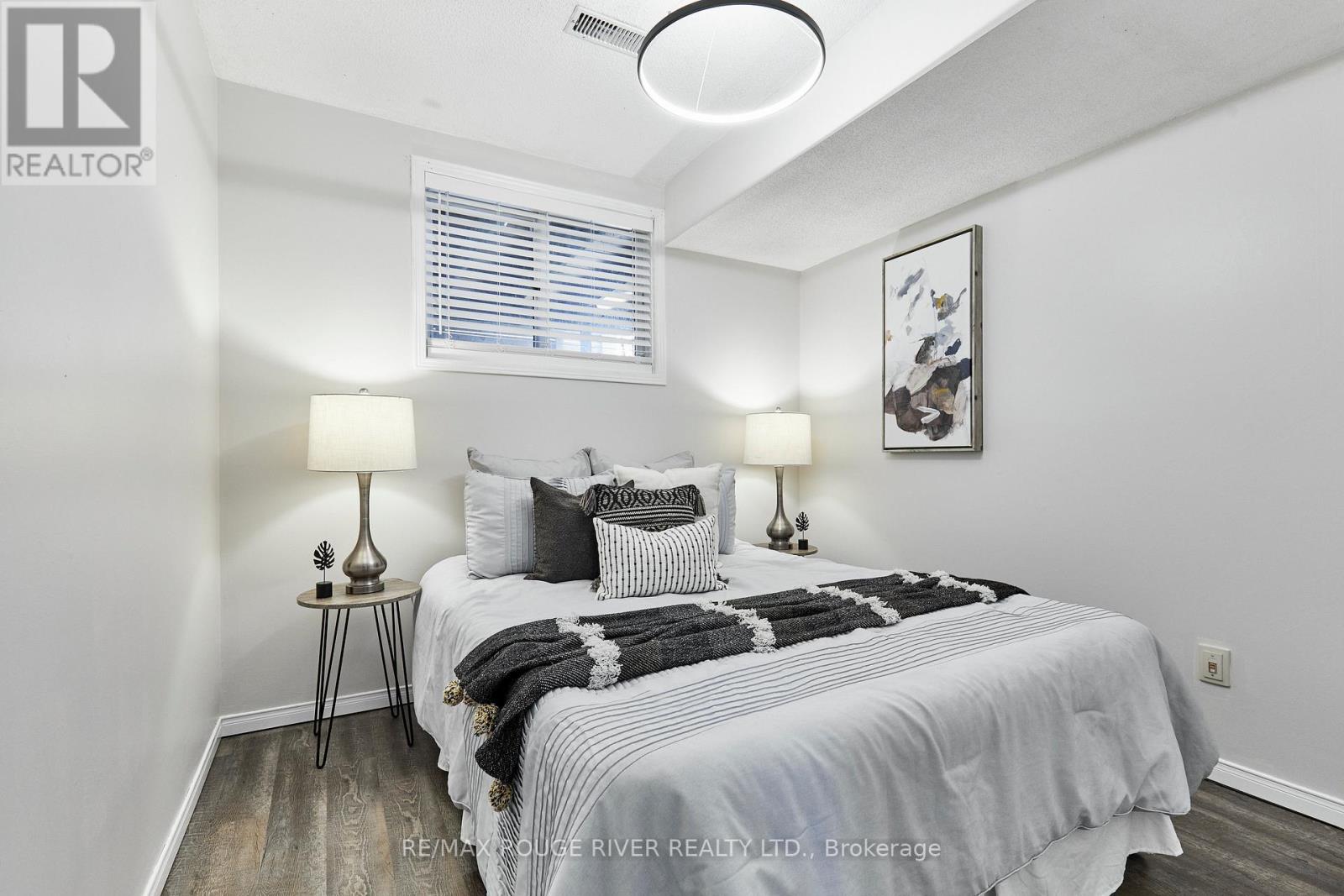31 CHAMPINE SQUARE - 19