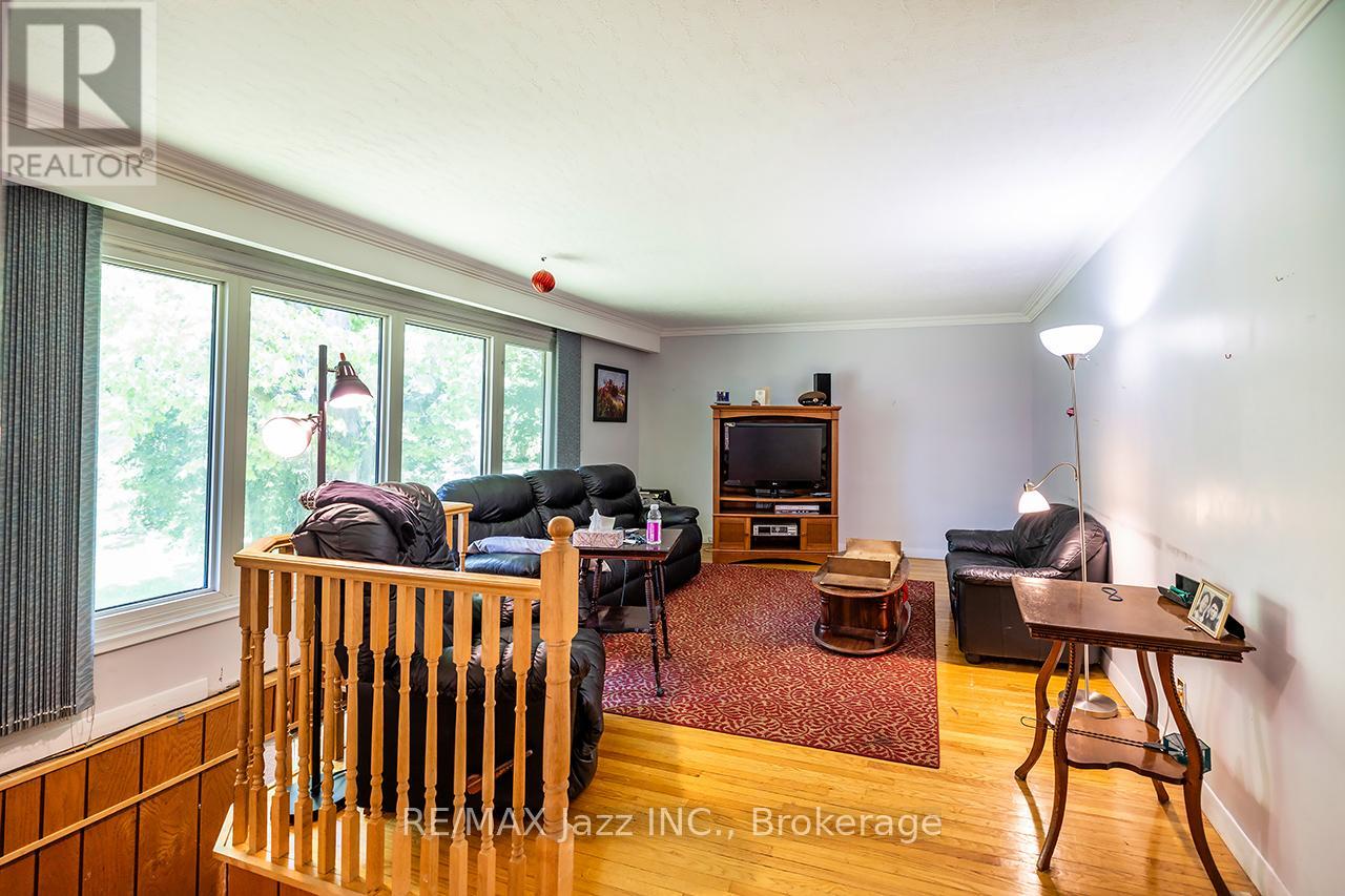 733 TOWNLINE ROAD N - 11