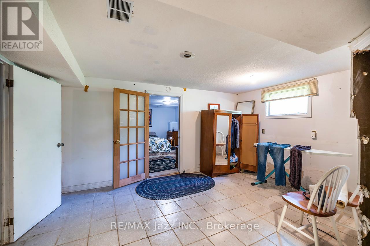 733 TOWNLINE ROAD N - 21