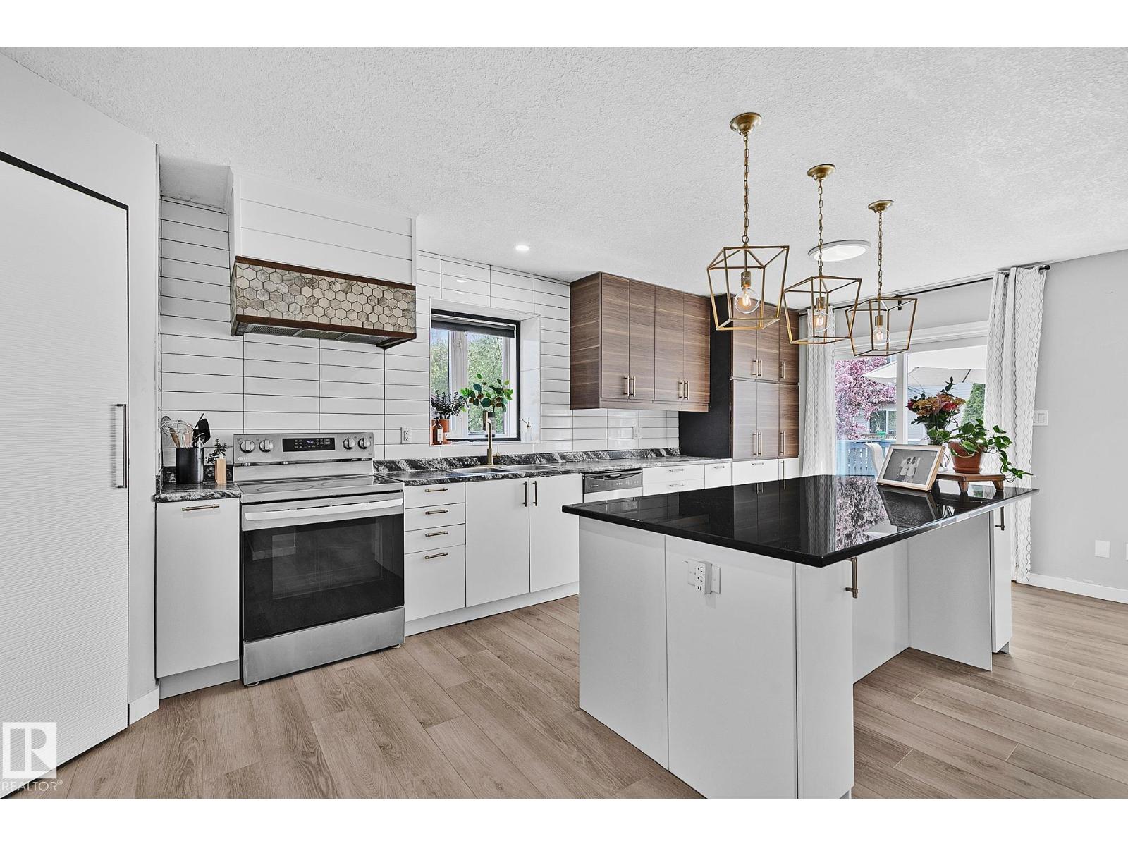 3205 41A AV NW - 5
