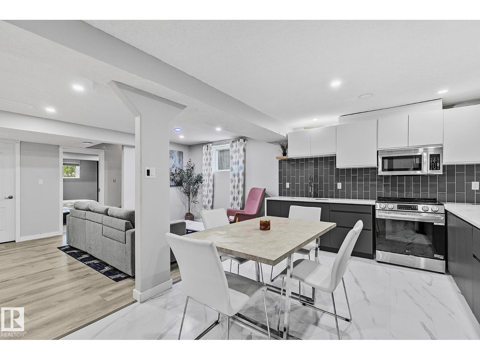 3205 41A AV NW - 32