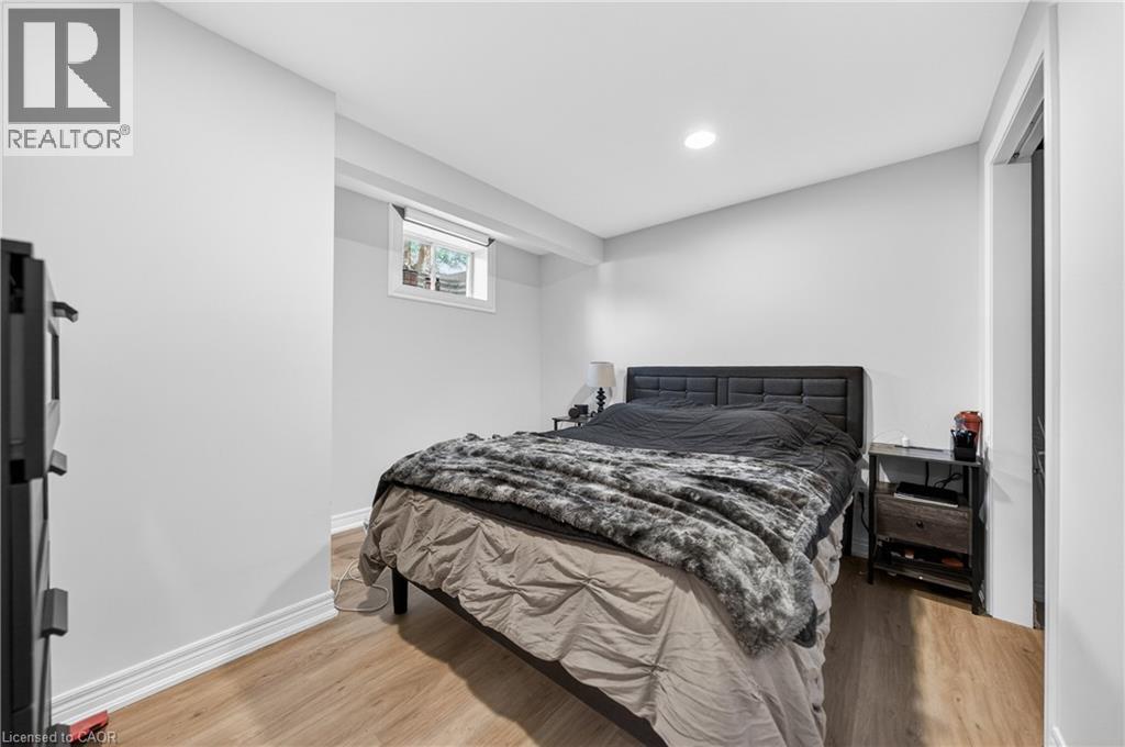 1052 VANSICKLE Road N - 32