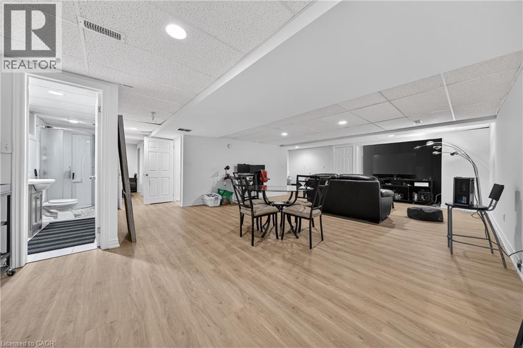 1052 VANSICKLE Road N - 28