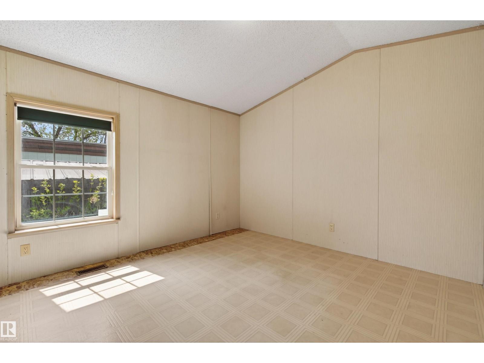 5329 54 ST — photo 12