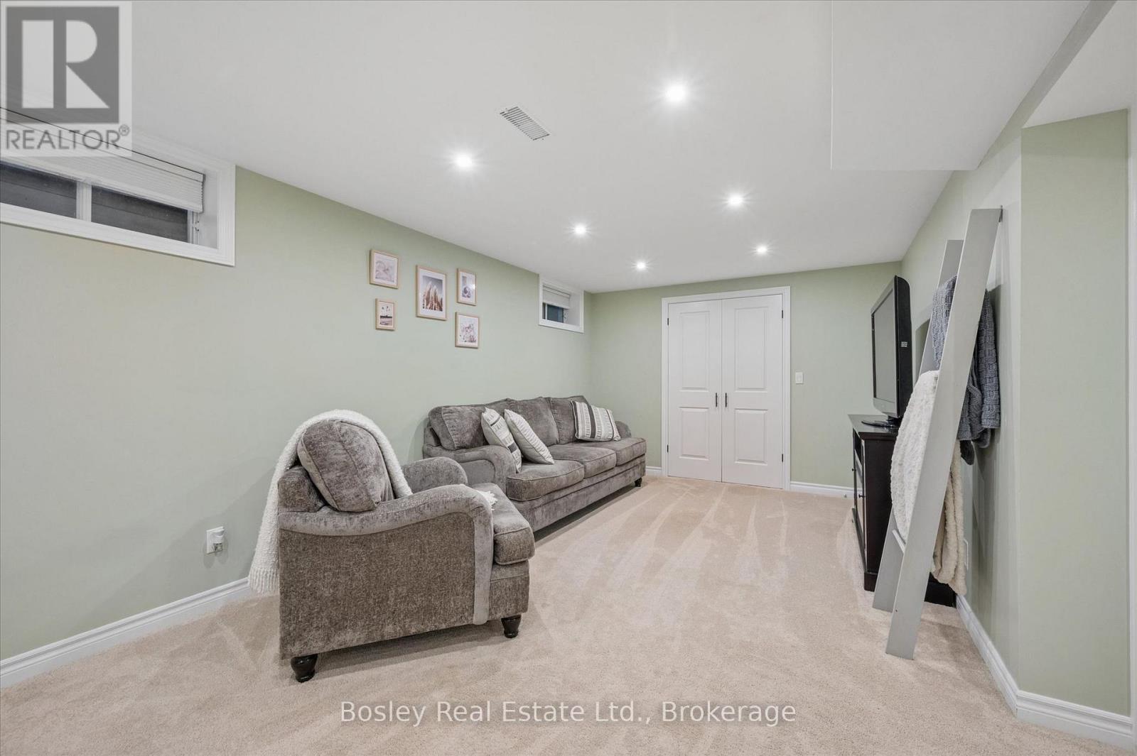 687 CHAMPLAIN BOULEVARD - 29
